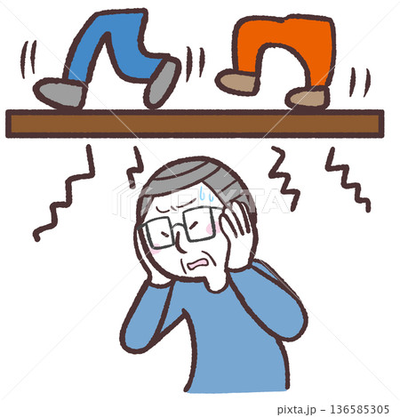 上の階の音がうるさいと感じているシニア男性のイラスト 136585305