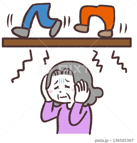 上の階の音がうるさいと感じているシニア女性のイラスト 136585307