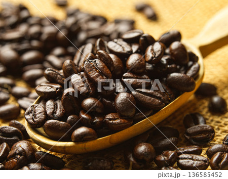木製計量スプーンですくわれたローストされた珈琲豆 136585452