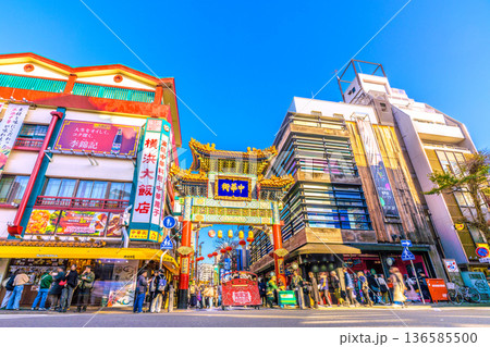 日本の横浜都市景観春節…。変貌する横浜中華街。善隣門の右側にカプセルトイ専門店。…放置自転車 136585500