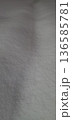 降り積もった雪面 136585781