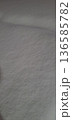 降り積もった雪面 136585782