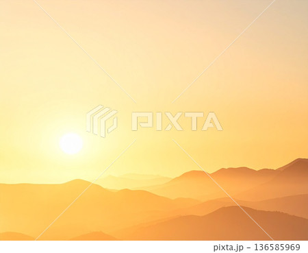 霧に包まれた山々を照らすゴールデンサンライズ 136585969
