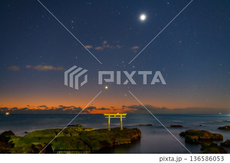 夜明け前の大洗神磯の鳥居と明けの明星 幻想的な朝焼けのグラデーション 夜明け前の大洗神磯の鳥居と明けの明星 幻想的な朝焼けのグラデーション 136586053