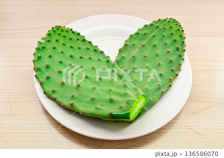 食べるサボテン 136586070