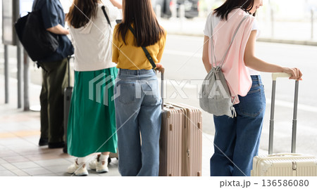旅行客が列に並ぶ ■撮影協力：関西国際空港（KIX） 136586080
