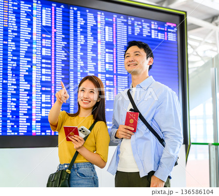 空港で案内板を見る二人 ■撮影協力:関西国際空港(KIX) 空港で案内板を見る二人 ■撮影協力:関西国際空港(KIX) 136586104