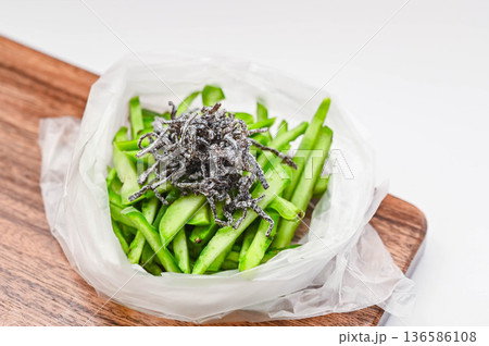 千切りサボテンに塩昆布を加える 136586108