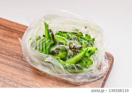 揉みこんで粘りがでるサボテンと塩昆布 136586110