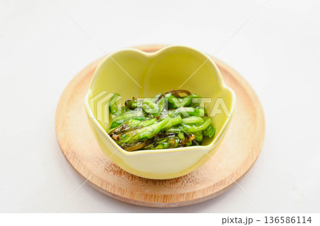 サボテンと塩昆布の和え物 136586114