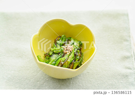 サボテンと塩昆布の和え物 136586115