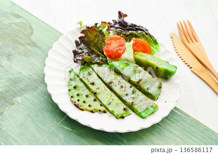 食用サボテンのステーキ 136586117