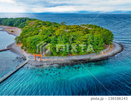 冬の西伊豆 戸田・御浜岬の絶景ドローン空撮 富士山を望む駿河湾の風景 136586143