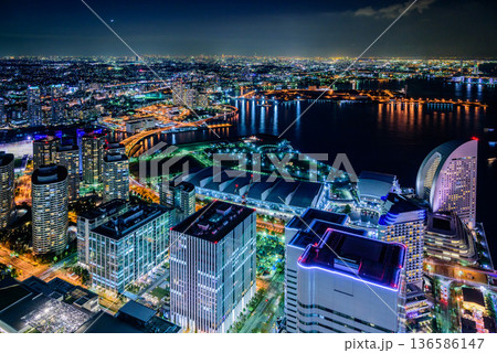 冬の澄んだ夜空に輝く横浜みなとみらい夜景 ランドマークタワーから望む東京方面の絶景 冬の澄んだ夜空に輝く横浜みなとみらい夜景 ランドマークタワーから望む東京方面の絶景 136586147
