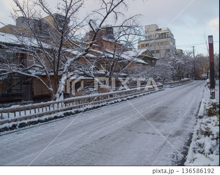 雪の日の祇園白川 雪の日の祇園白川 136586192
