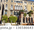 中世の街の路地のある建物 136586643