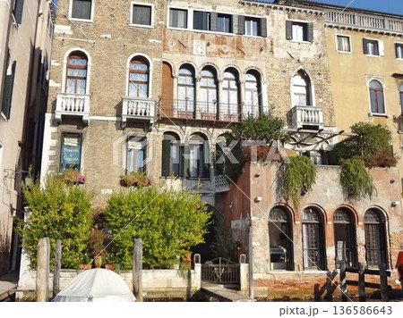 中世の街の路地のある建物 中世の街の路地のある建物 136586643