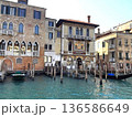 運河に浮かぶカナルボート 136586649