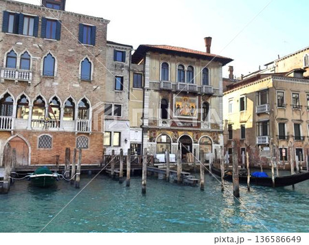 運河に浮かぶカナルボート 運河に浮かぶカナルボート 136586649