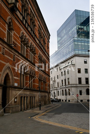 レンガ造りの建物が並ぶマンチェスターの街並み レンガ造りの建物が並ぶマンチェスターの街並み 136586739