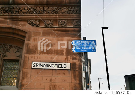 マンチェスターのスピニングフィールズの標識 136587106