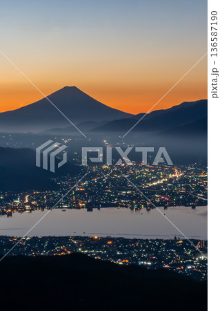 富士山と諏訪湖、街明かりが輝く朝焼けの絶景 富士山と諏訪湖、街明かりが輝く朝焼けの絶景 136587190
