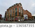 レンガ造りの建物が並ぶマンチェスターの街並み 136587355