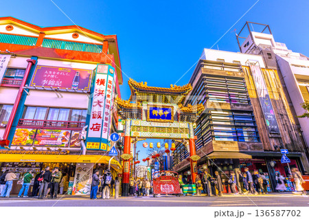 日本の横浜都市景観新風景。変貌する横浜中華街。中華街善隣門の“右側の顔”にカプセルトイ専門店 136587702