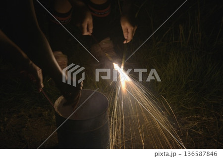 手持ち花火 136587846
