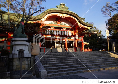 京都府　伏見稲荷大社　内拝殿　京都市伏見区深草藪之内町 136588276