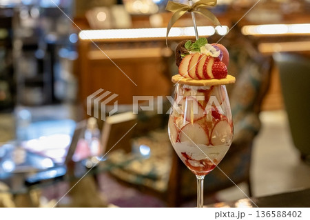 華やかないちごパフェ 華やかないちごパフェ 136588402