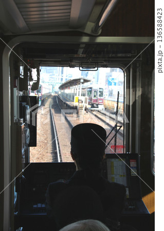 阪急大阪梅田駅に向けて中津駅を通過する阪急電車と女性運転手 136588423