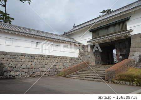 小田原城の「常盤木門」（神奈川県小田原市） 136588718