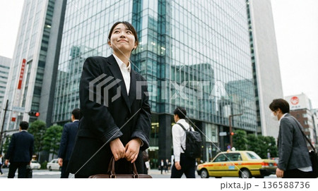 都心のビジネス街、夢と希望を胸に歩む若き女性の輝き 136588736