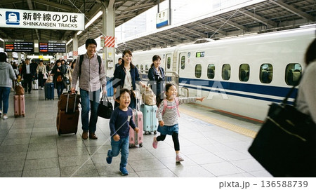 新幹線に心躍らせる笑顔の家族！旅の始まりに広がる期待 136588739