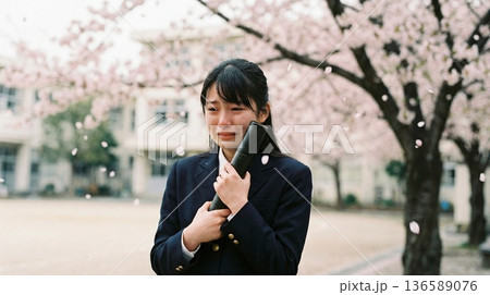 桜降る学び舎、別れと旅立ちに静かに溢れる青春の涙 桜降る学び舎、別れと旅立ちに静かに溢れる青春の涙 136589076