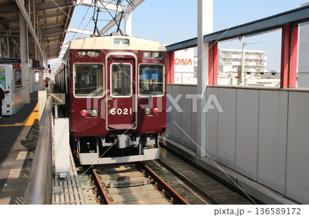 阪急今津駅に停車する西宮北口行き普通電車 136589172
