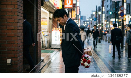 大切な人の笑顔を想って。夜の街角でサプライズを待つビジネスマン 136589277