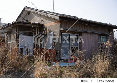福島原発事故によって廃墟となった家屋や住宅 136589996