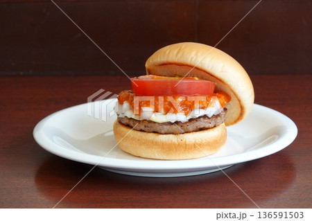 シンプルなハンバーガー シンプルなハンバーガー 136591503