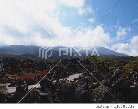鬼押出し園の奇岩群がつくる独特の自然風景。イラスト風の写真。 136593338