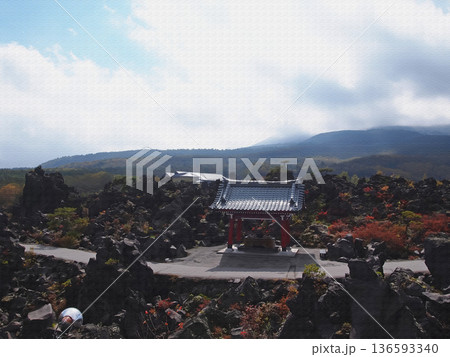 鬼押出し園の奇岩群がつくる独特の自然風景。イラスト風の写真。 136593340