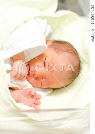 タオルに包まれて眠る新生児_縦 タオルに包まれて眠る新生児_縦 136594159