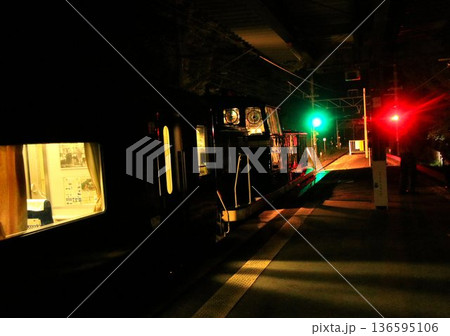 "深夜の駅"南会津へ夜汽車が征く… 夜行DL大樹『南会津』~上三依塩原温泉口駅 "深夜の駅"南会津へ夜汽車が征く… 夜行DL大樹『南会津』~上三依塩原温泉口駅 136595106