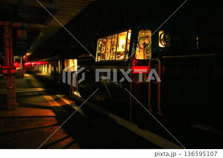 "深夜の駅"南会津へ夜汽車が征く… 夜行DL大樹『南会津』～上三依塩原温泉口駅 136595107