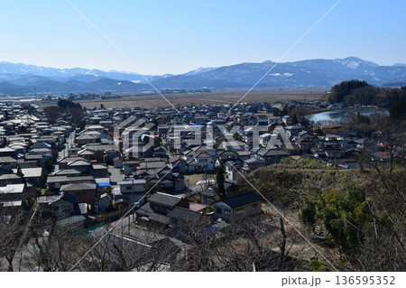 住宅街の家並み 136595352