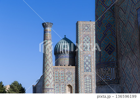 サマルカンドのレギスタン広場の神学校 サマルカンドのレギスタン広場の神学校 136596199