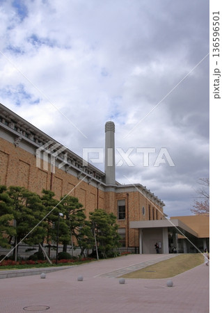 京都　岡崎疏水の春風景 136596501