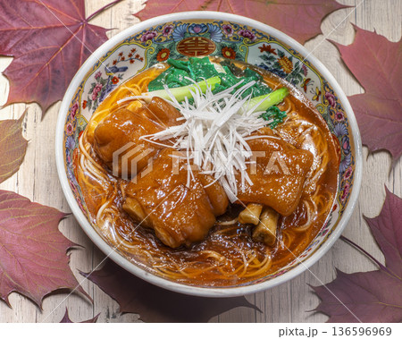 中華どんぶりに盛り付けられた豪華な豚足ラーメン(猪脚湯麵)の食品サンプル 中華どんぶりに盛り付けられた豪華な豚足ラーメン(猪脚湯麵)の食品サンプル 136596969