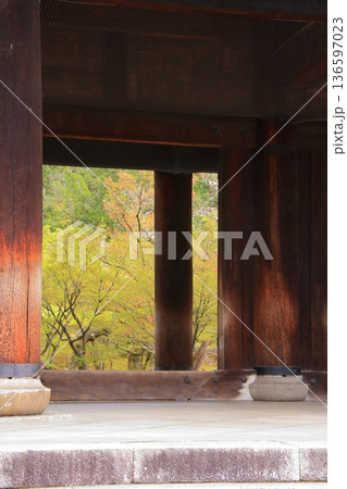京都　南禅寺の桜風景 136597023